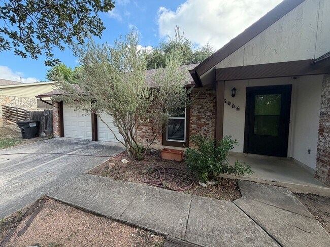Foto del edificio - Charming One-Story Ranch on Corner Lot in ...