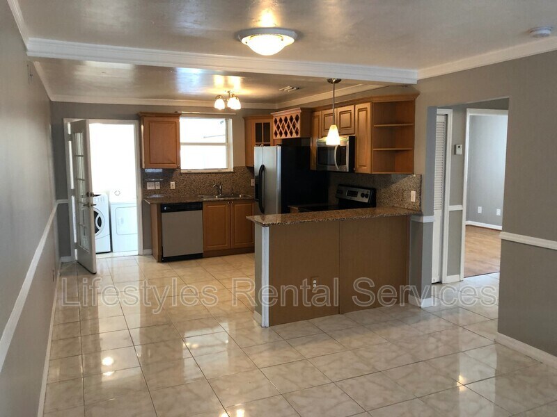 Foto principal - 211 Jacksonville Dr