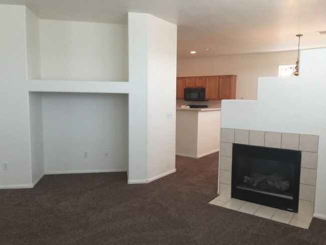 Building Photo - IMPECCABLE 2-STORY IN FANTASTIC NEIGHBORHOOD!