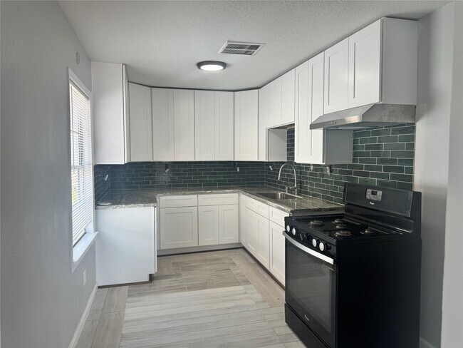 Foto del edificio - 13929 Eagle Pass St