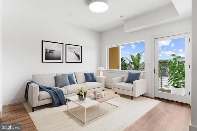 Foto del edificio - 3029 W Glenwood Ave