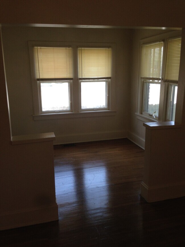 Building Photo - 3 bed, 1 bath house just steps from Missouri State University