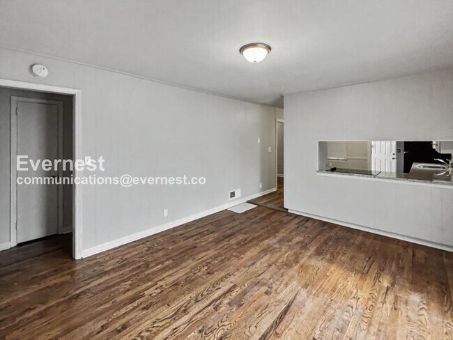 Building Photo - 3 Bed, 1.5 Bath Home with Carport / Pet-Friendly / Vouchers Accepted / Available Now!