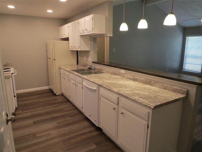 Building Photo - 2109 Meadowlark Ln