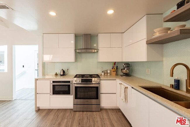 Building Photo - 6835 Pacific View Dr