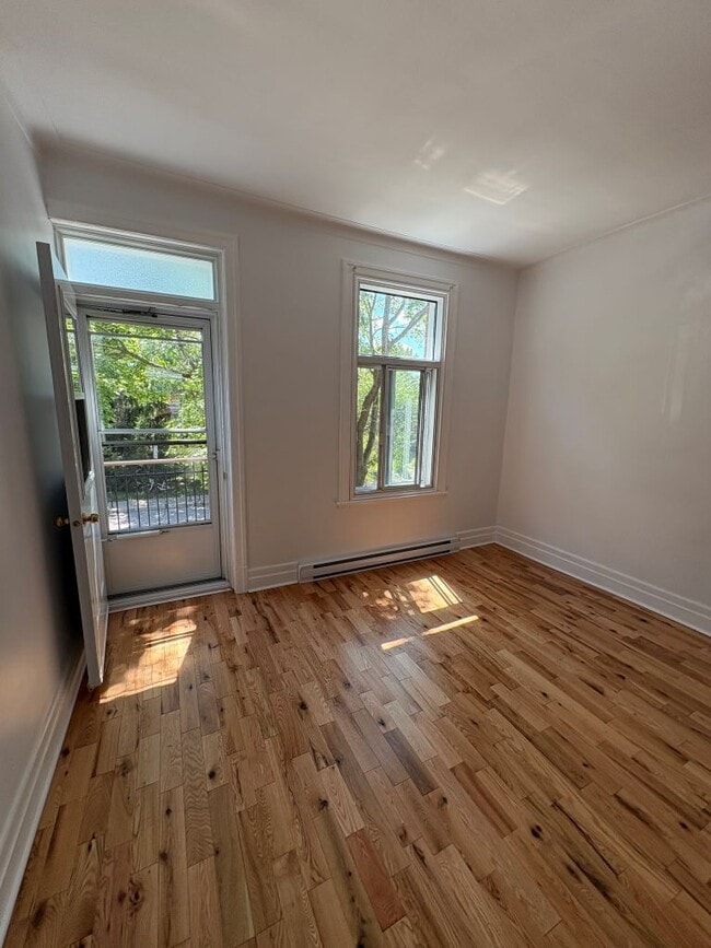 Salon avec accès balcon avant - 6361 Av 12E