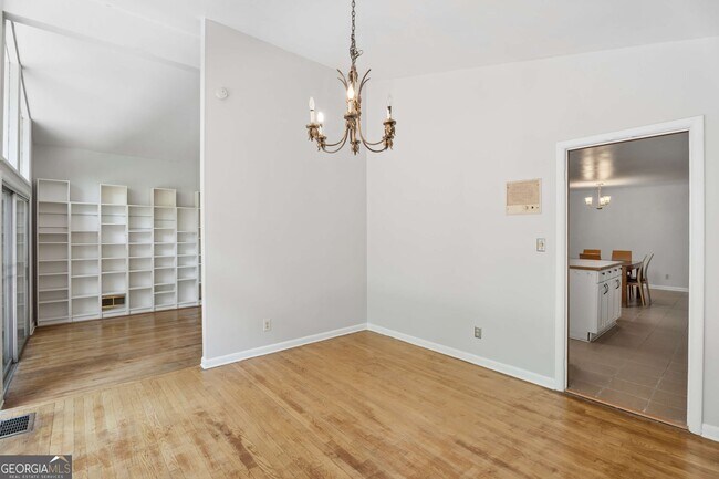 Foto del edificio - 3543 Cloudland Dr