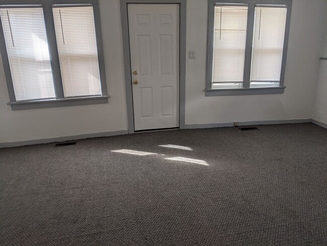 Foto del edificio - $1200 - 2 Bedroom 1 Bath Home - Heart of the City