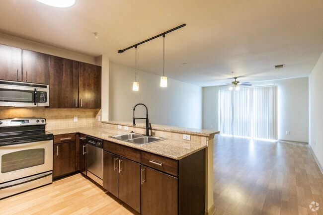 1BR, 1BA 865SF - 110 S Hoover Blvd Tampa, FL 33609 - Mosaic Westshore Apartments