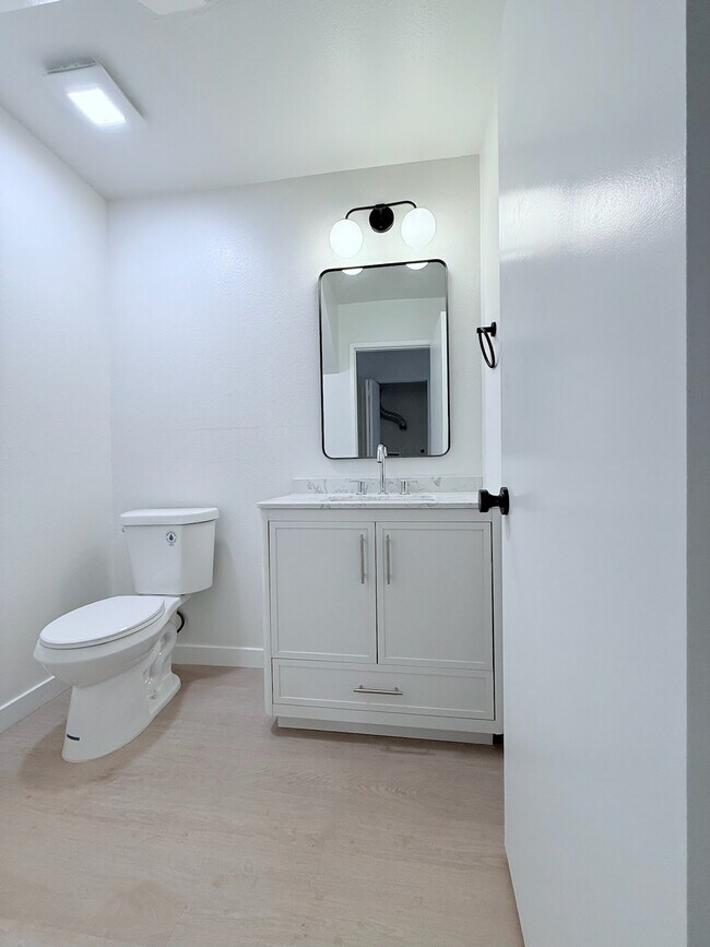 Medio baño en la planta baja - 11940 Weddington St