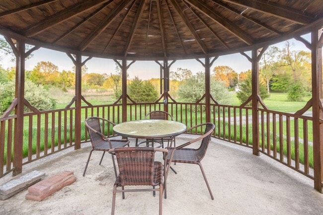 Building Photo - Welcome to this charming 3 bedroom, 2 bath...