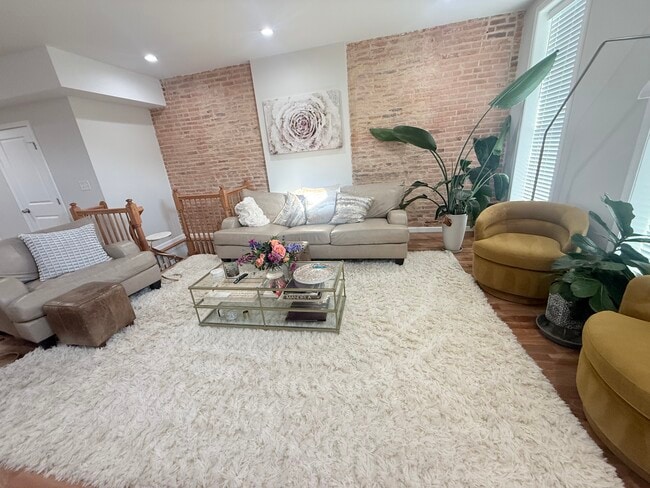 Building Photo - 1704 E Chase St