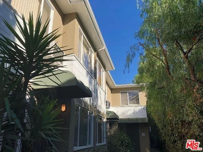 Foto del edificio - 8331 Blackburn Ave