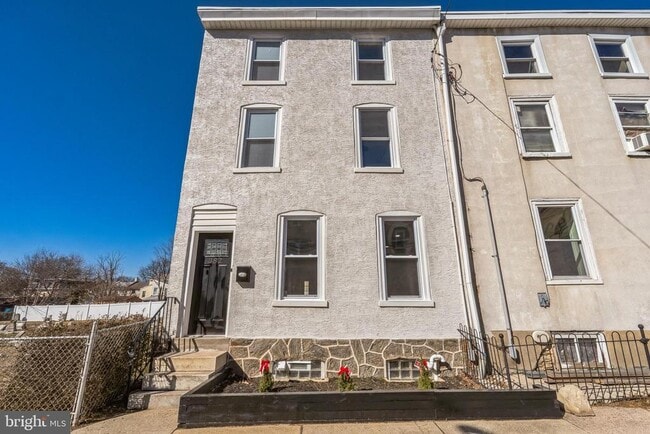 Building Photo - 382 Martin St