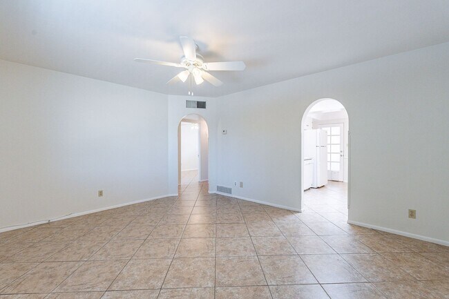 Foto del edificio - 6845 N 15th St