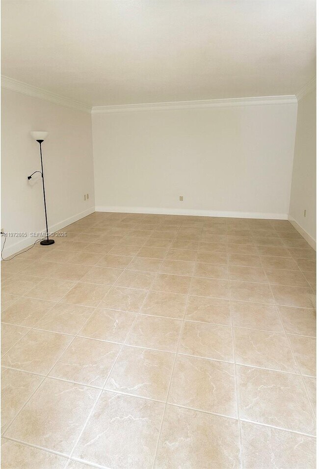 Foto del edificio - 800 NE 199th St