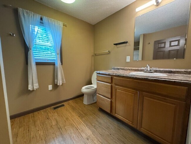 Foto del edificio - City of Alcoa 37701 -  2 bedroom, 1 bath recently renovated home - Call Tim Tipton (865) 806-7255