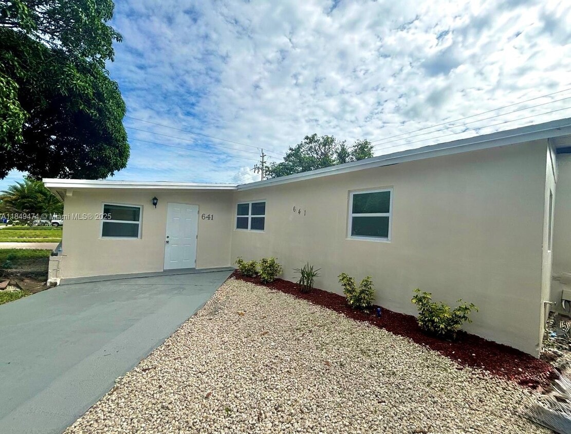 Primary Photo - 641 N 70th Ave