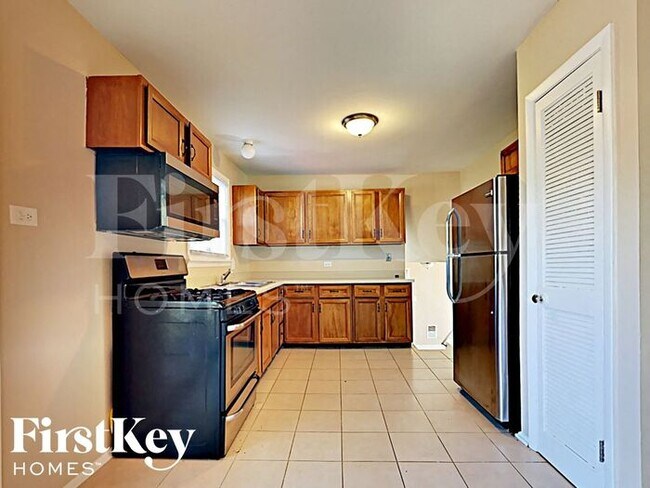 Building Photo - 17007 Pine Ct