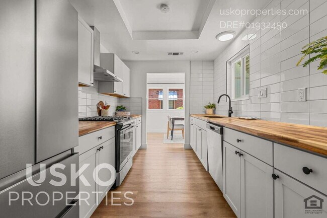 Foto del edificio - "Charming 4-Bed Retreat in the Heart of Sa...