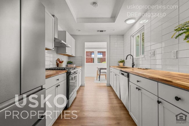 Building Photo - "Charming 4-Bed Retreat in the Heart of Sa...