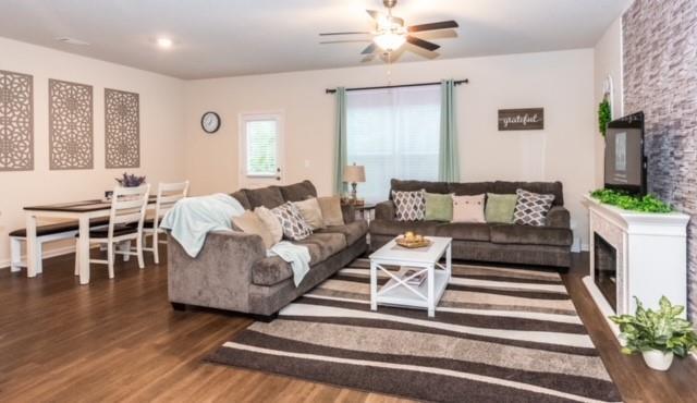 Foto del edificio - 664 Holly Springs Ct