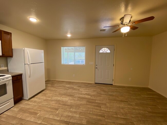 dining room/ living room - 1001 Elledge Dr