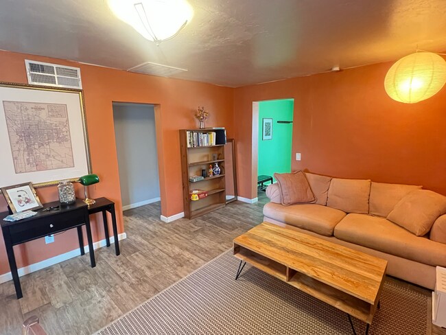 Foto del edificio - 1337 W El Rio Dr