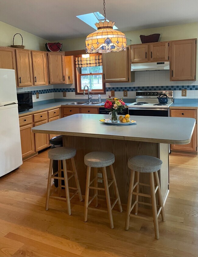 large kitchen island - 2 Azalea Ter