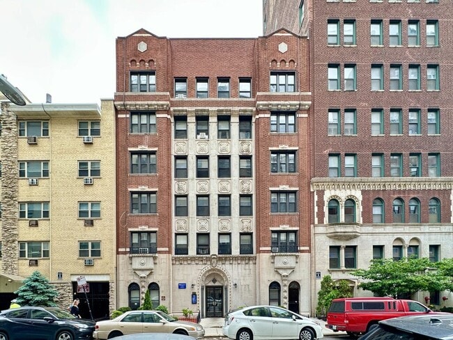 Building Photo - 533 W Roscoe St