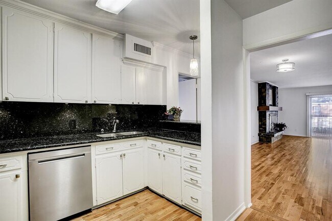 Foto del edificio - Beautifully remodeled two-story condo in a...