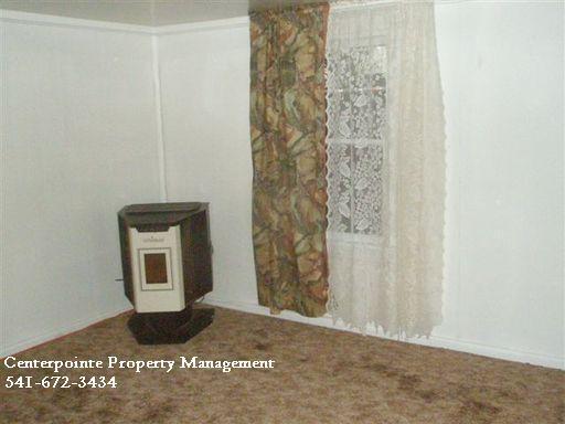 Building Photo - 2 Bedroom House with Large Yard