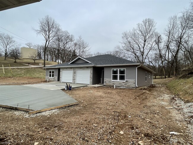 Building Photo - 3 br, 2 bath Duplex - 102 Briana Lane 102 ...