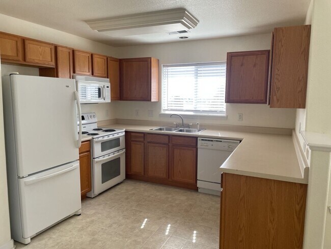 Building Photo - Bright & Spacious 2 Bed, 2 Bath Condo