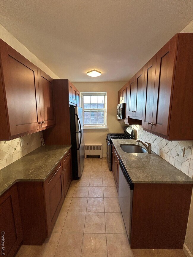 Foto del edificio - 220 Pelham Rd