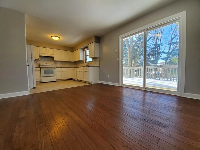 Building Photo - 4103-19 1/2 19 1/2 Ln NW