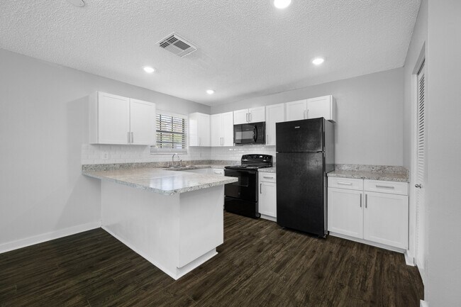 Foto del edificio - 7110 Tudor Ln