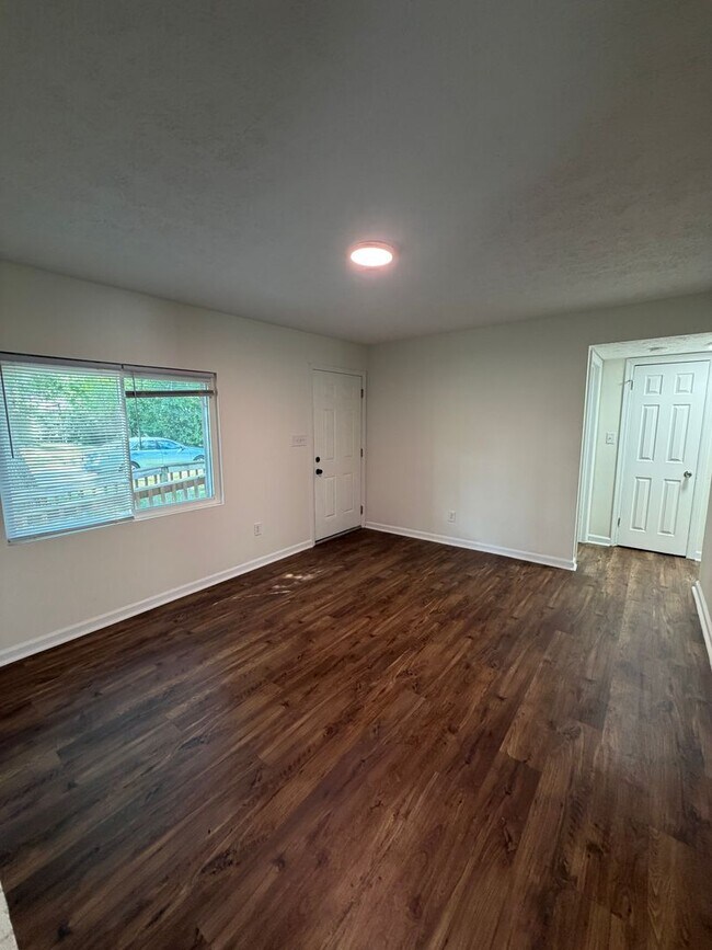Foto del edificio - 2866 North Glen Drive, Columbus, OH — 2 Bed / 1 Bath — Fully Renovated!