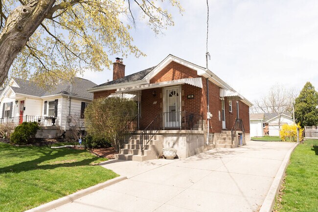 Building Photo - Gorgeous Home in Old South – Walk to Wortley Village! 3 Bedroom 1 Bath * AVAIL NOW