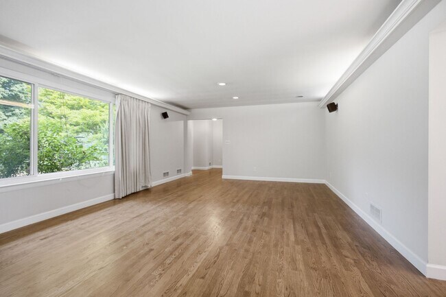 Foto del edificio - 10715 Clermont Ave