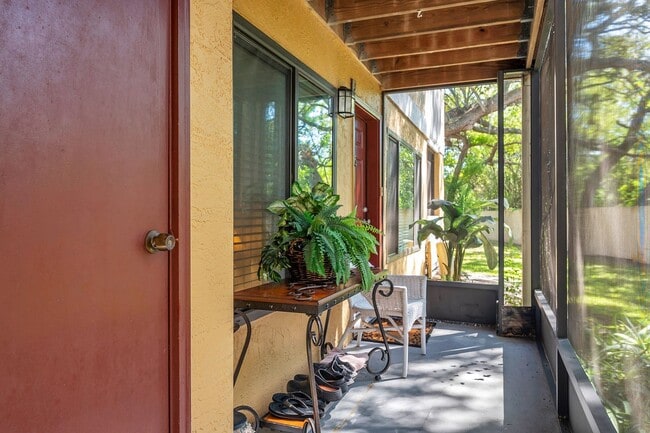 Building Photo - Quiet 3 bedroom 2 Bathroom Condo Unit in C...