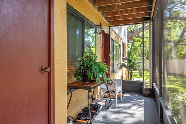 Foto del edificio - Quiet 3 bedroom 2 Bathroom Condo Unit in C...