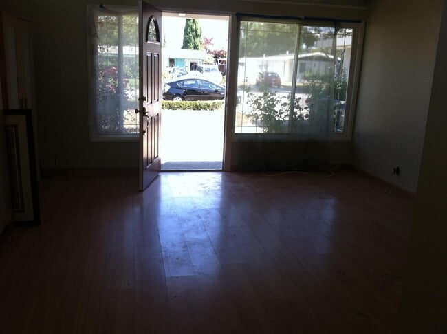 Building Photo - 654 Lakehaven Dr