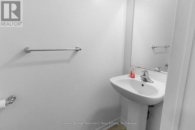 Building Photo - 1035 Victoria Rd S