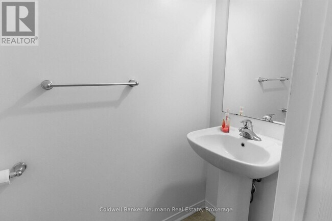 Photo du bâtiment - 1035 Victoria Rd S