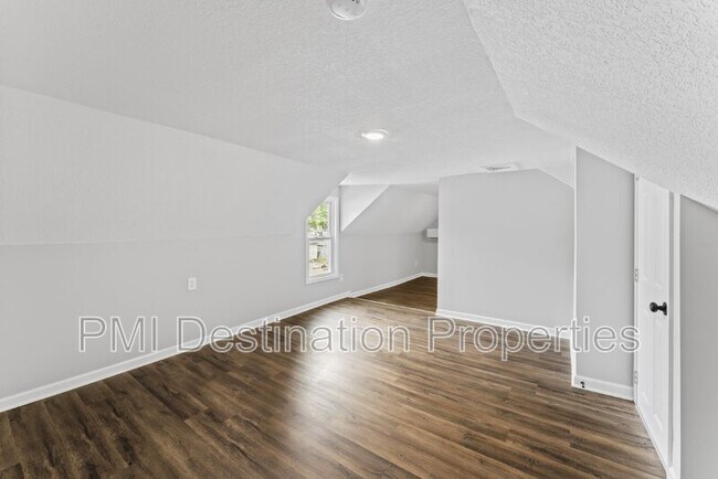Building Photo - 321 Mill St