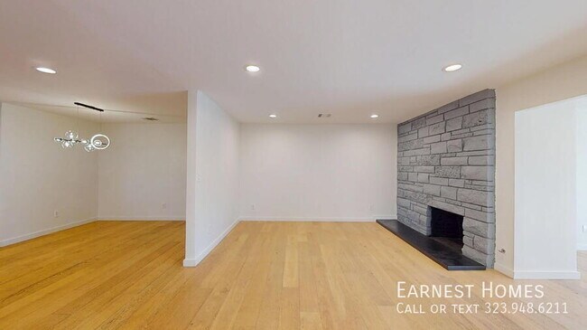 Foto del edificio - 8551 Wilbur Ave