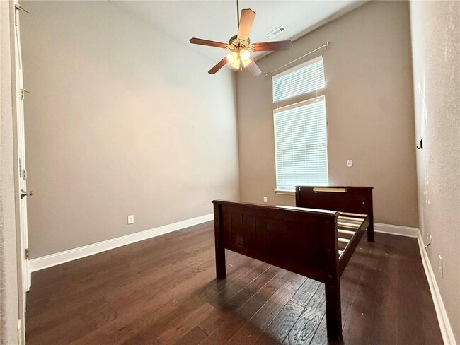 Building Photo - 1309 W Gum St