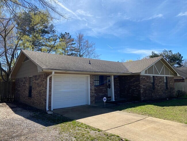 Building Photo - 10611 Chateau - Available Now!