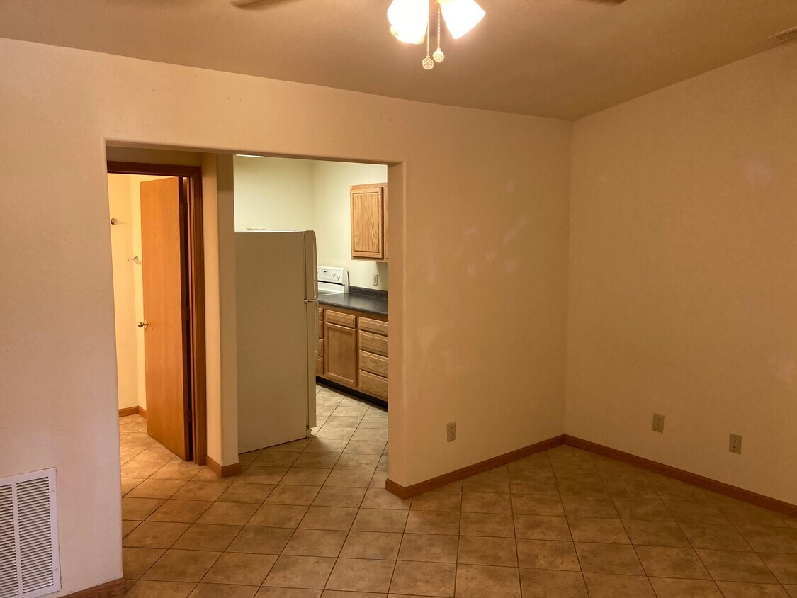 Foto principal - 112 E 3rd St
